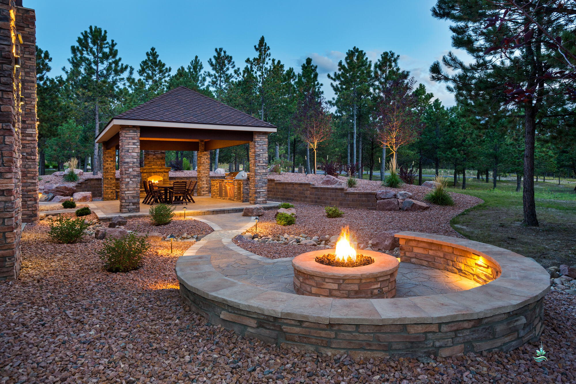 The warmth and ambiance of an outdoor fireplace will improve any outdoor living scenario. The Pro’s at Selah will build yours in natural gas, propane, or wood-burning, but that’s just the beginning. A big picture design with fire features that include a fireplace sets the stage for a fantastic build. Your Design Consultant will spark your imagination with all the possibilities we can deliver in your custom design.