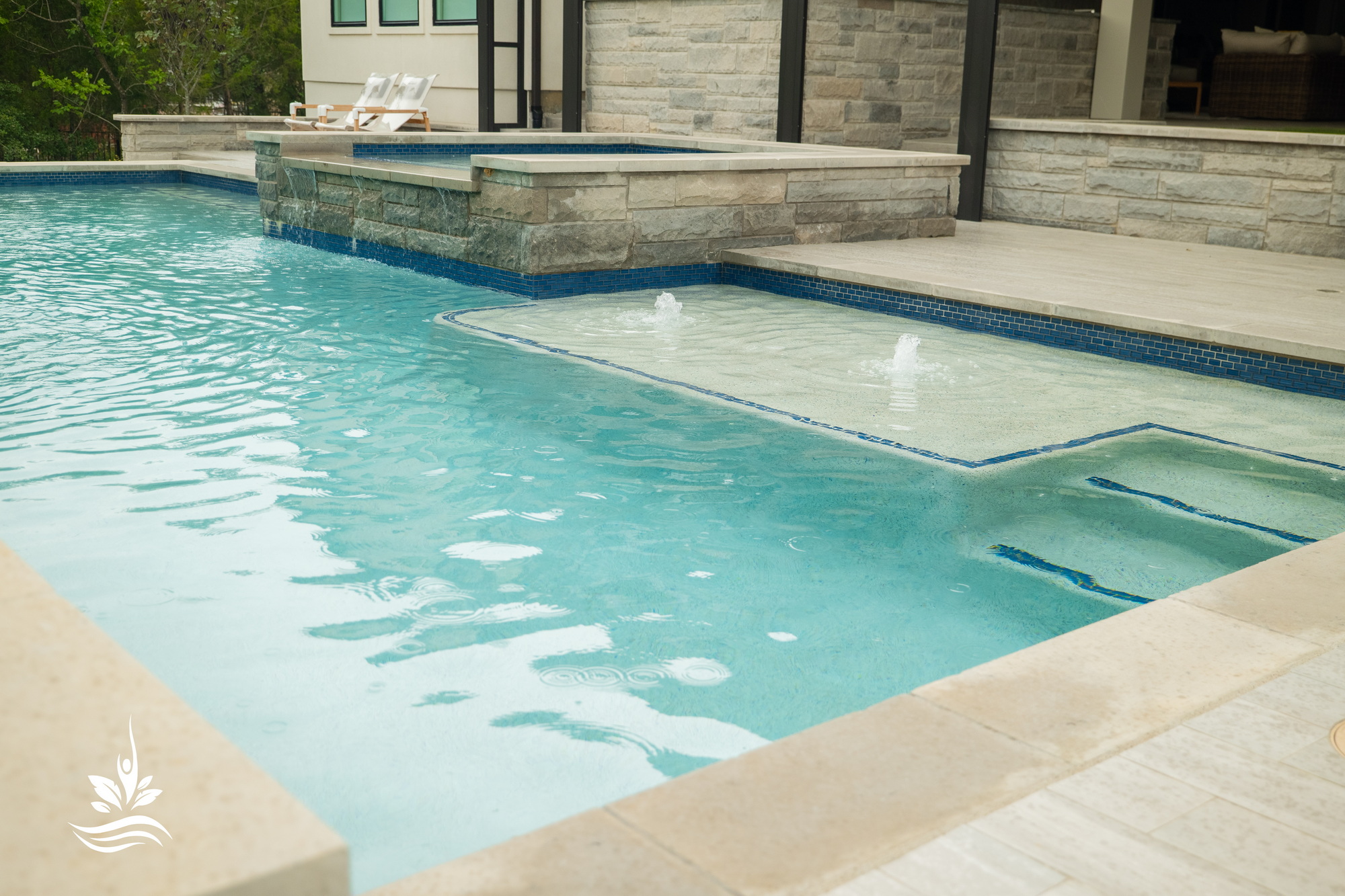 Swimming pool tanning ledge